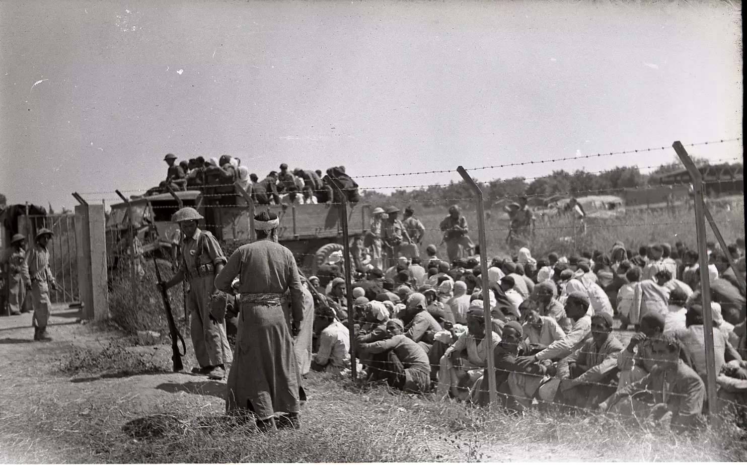 Detenzione dei palestinesi ad al-Ramla. Dopo che le milizie sioniste sequestrarono le case dei palestinesi ad al-Ramla, separarono gli uomini dalle donne e dai bambini, e imprigionarno gli uomini in campi di detenzione, privandoli dei loro diritti fondamentali. Rapporti governativi documentarono episodi di stupro e saccheggio ad al-Ramla (Benno Rothenberg, 10 luglio 1948) - National Library of Israel